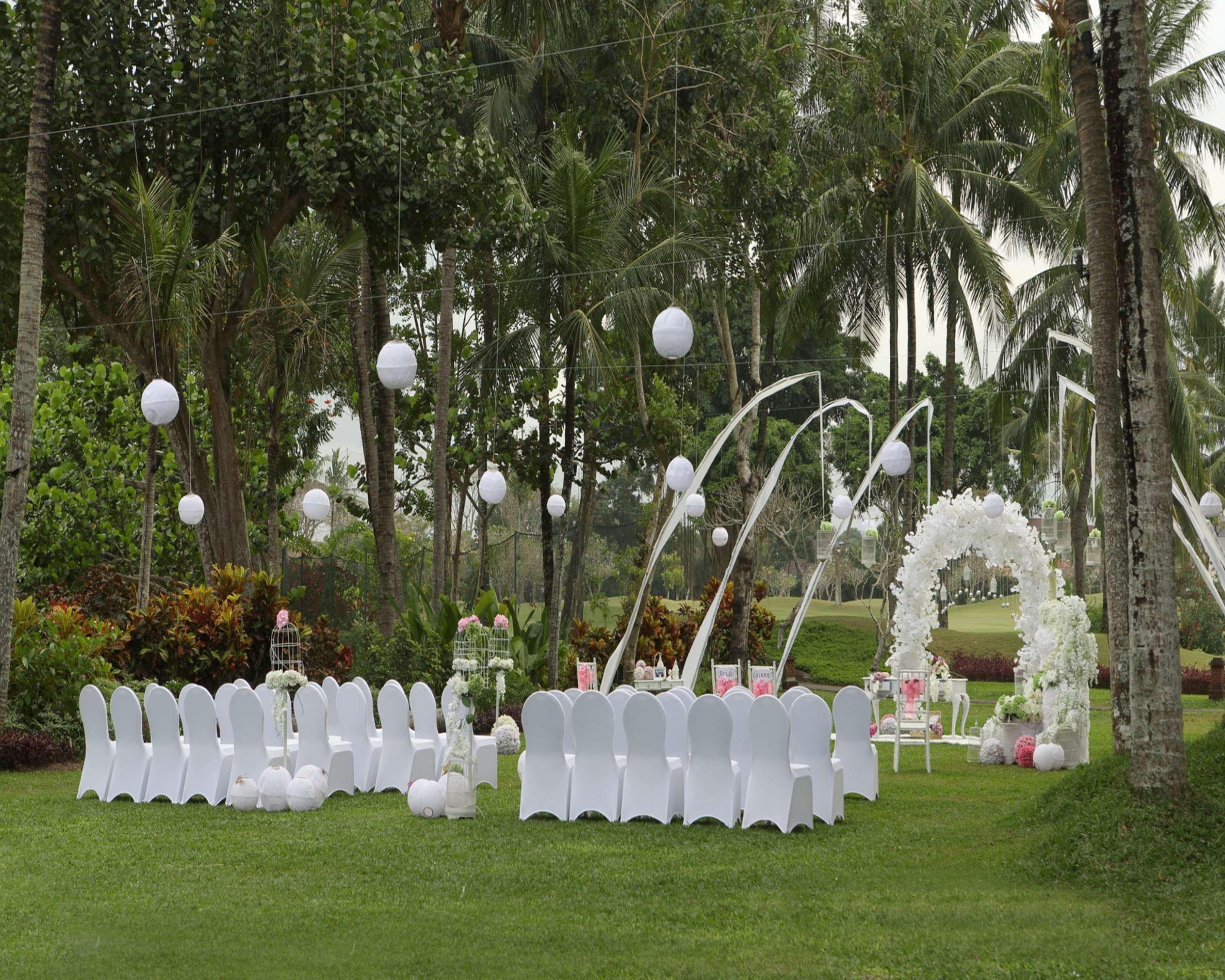 Hyatt Regency Yogyakarta Hotel Sleman  Ngoại thất bức ảnh The garden of the hotel