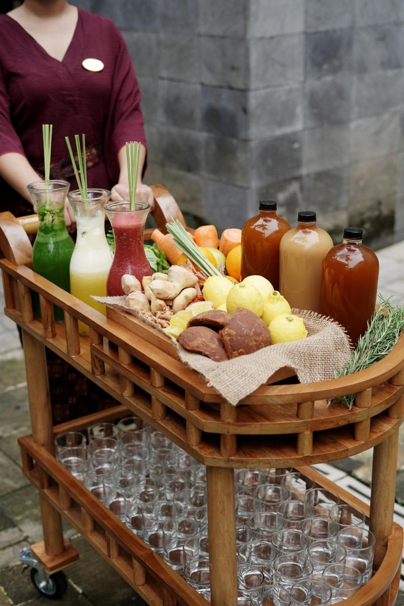 Hyatt Regency Yogyakarta Hotel Sleman  Ngoại thất bức ảnh A selection of fruit and vegetable juices