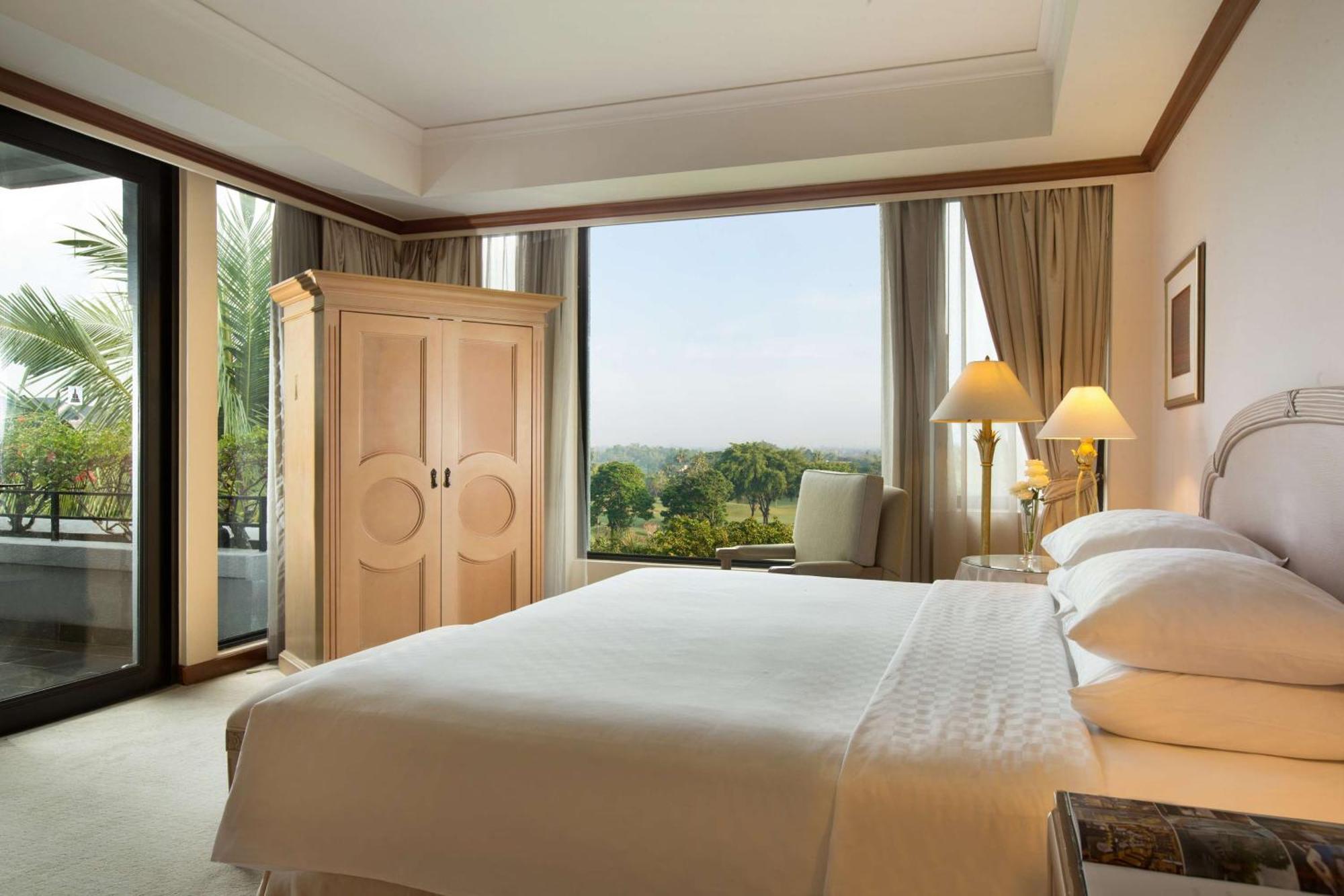 Hyatt Regency Yogyakarta Hotel Sleman  Ngoại thất bức ảnh A bedroom at the Shangri-La Hotel, Kuala Lumpur