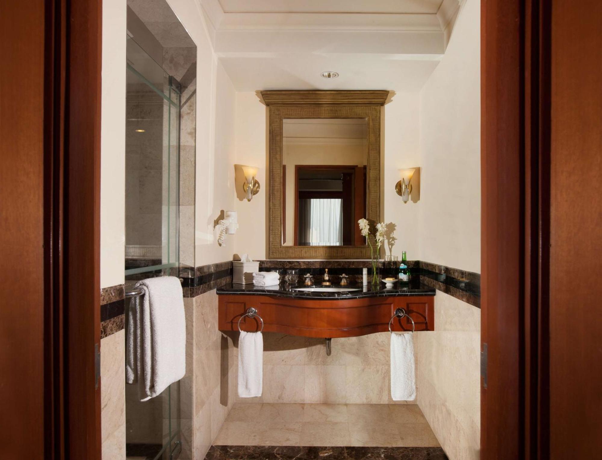 Hyatt Regency Yogyakarta Hotel Sleman  Ngoại thất bức ảnh Bathroom