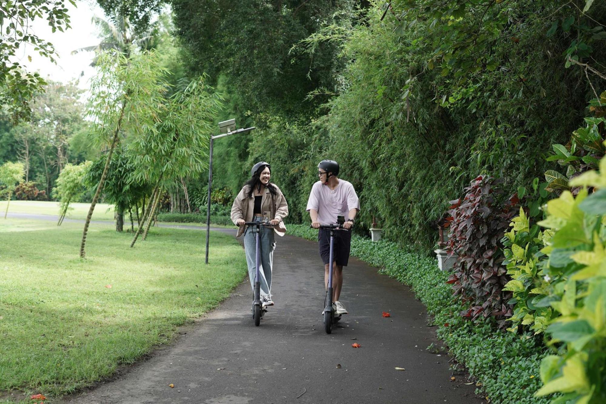 Hyatt Regency Yogyakarta Hotel Sleman  Ngoại thất bức ảnh Two people riding scooters in a park