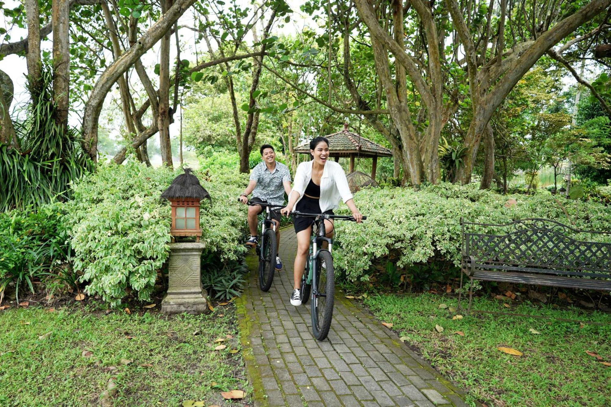 Hyatt Regency Yogyakarta Hotel Sleman  Ngoại thất bức ảnh Cycling at the park