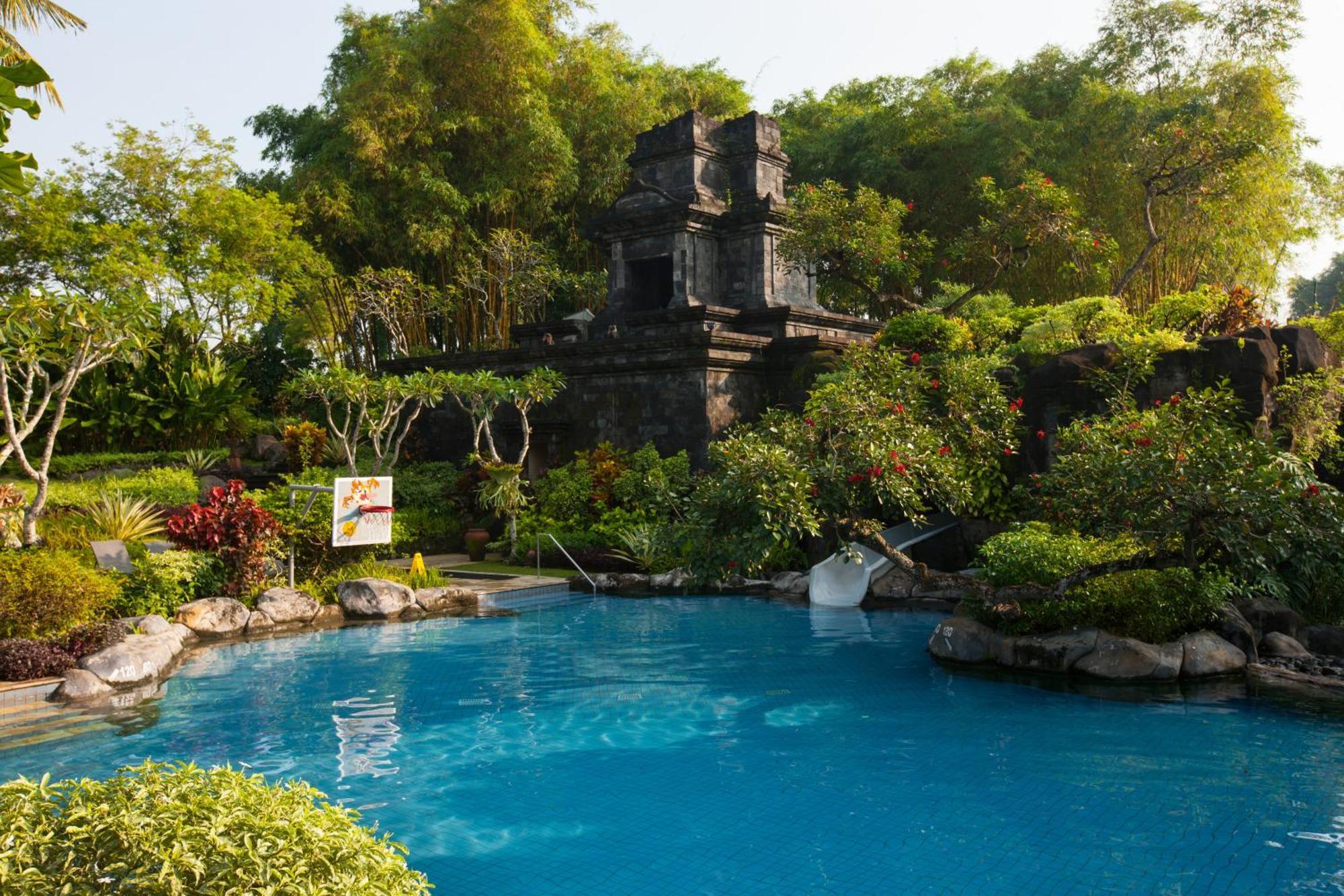Hyatt Regency Yogyakarta Hotel Sleman  Ngoại thất bức ảnh The swimming pool at the resort