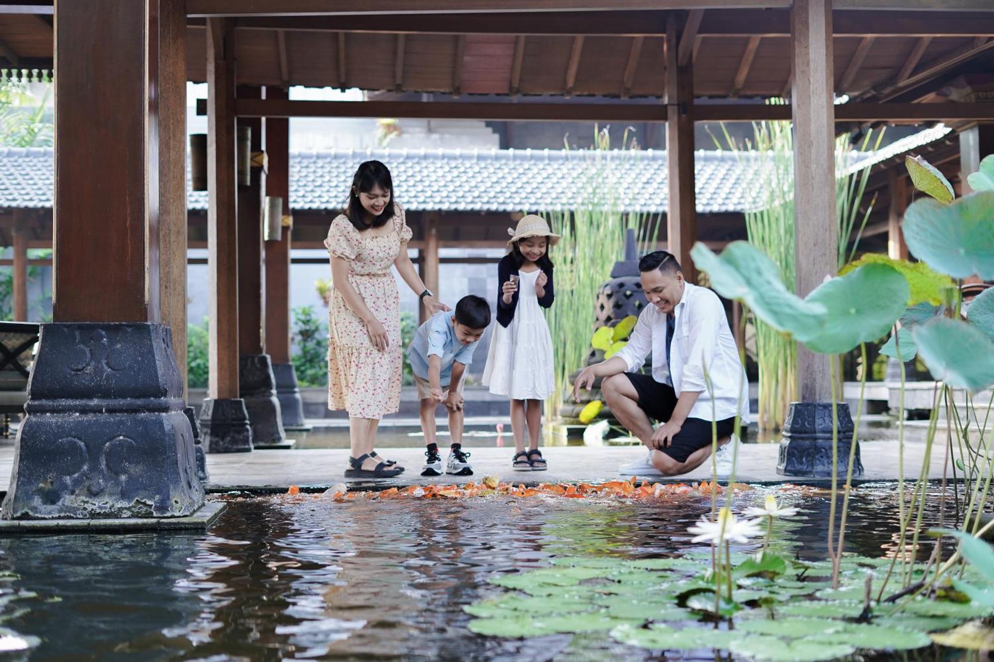 Hyatt Regency Yogyakarta Hotel Sleman  Ngoại thất bức ảnh Family at the Lotus Pond